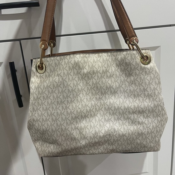 Michael Kors Purse! Perfect condition - Picture 2 of 5